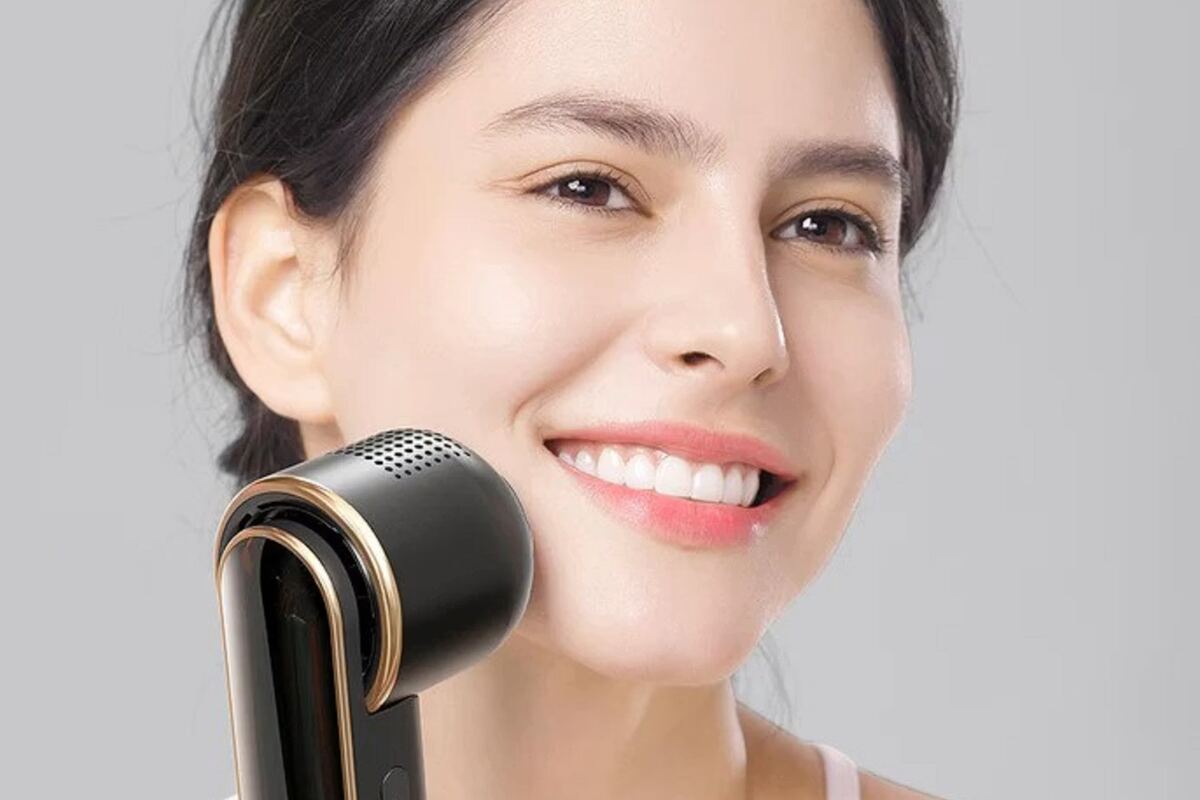 Handheld radiofrequency beauty device used on the face